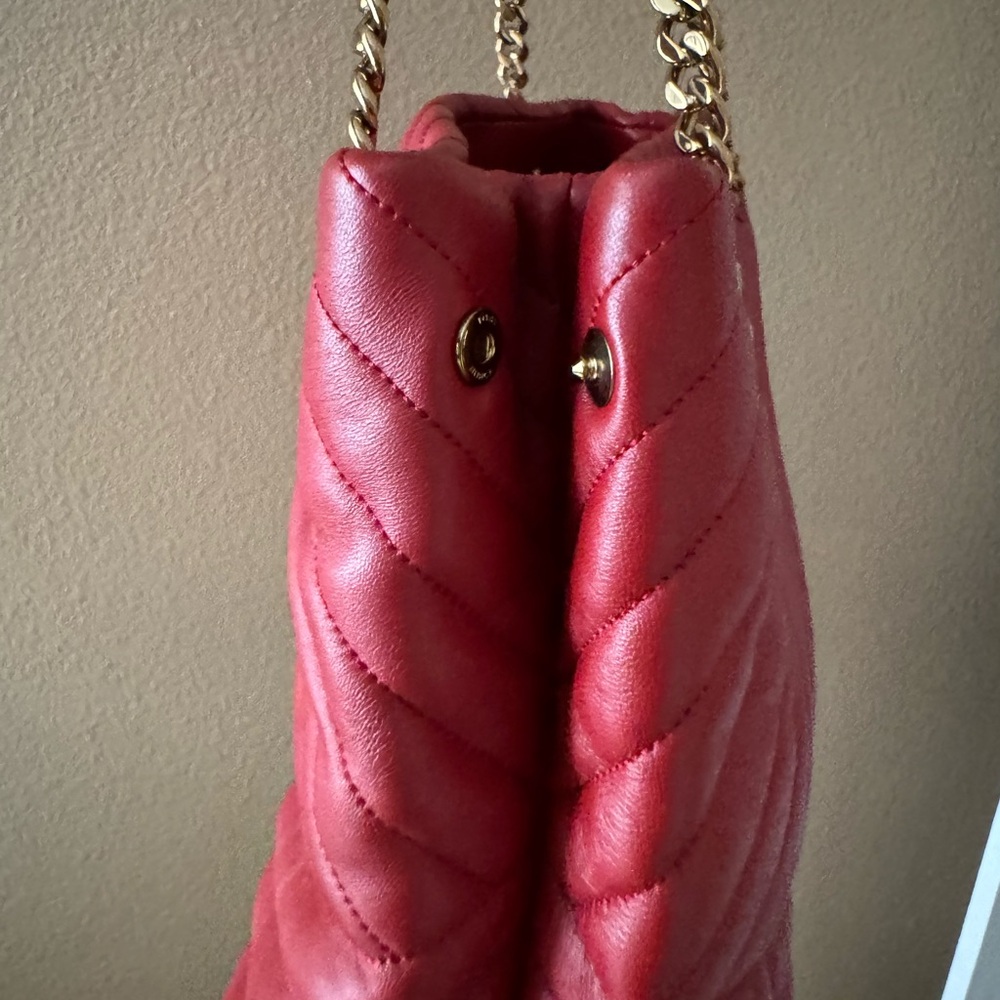 Tory Burch Quilted Red Leather Shoulder Bag with Gold Chain - Picture 3 of 11